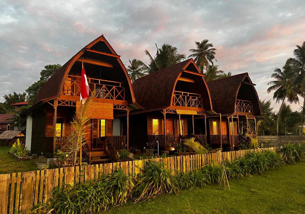 Sinabang Resort | Momos Surf Shack