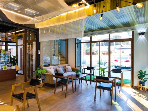 Noen Phra Hotel | Moon in 9 haus Cafe & Villas