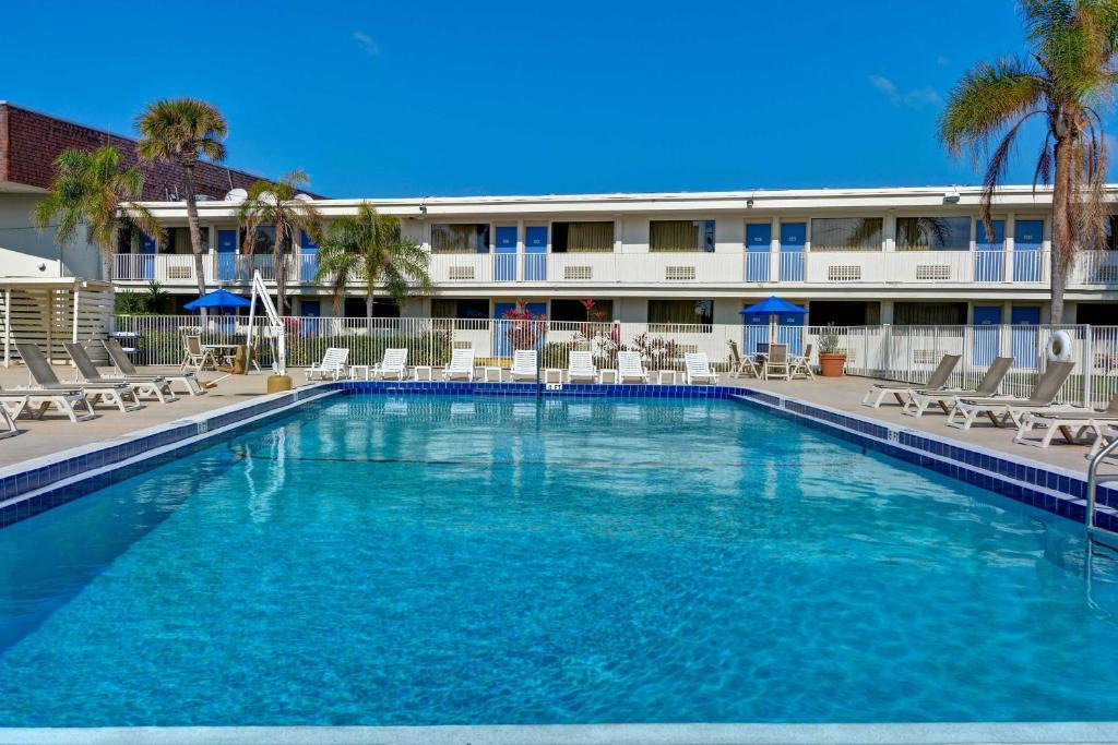 Cocoa Beach Hotel | Motel 6-Cocoa Beach, FL