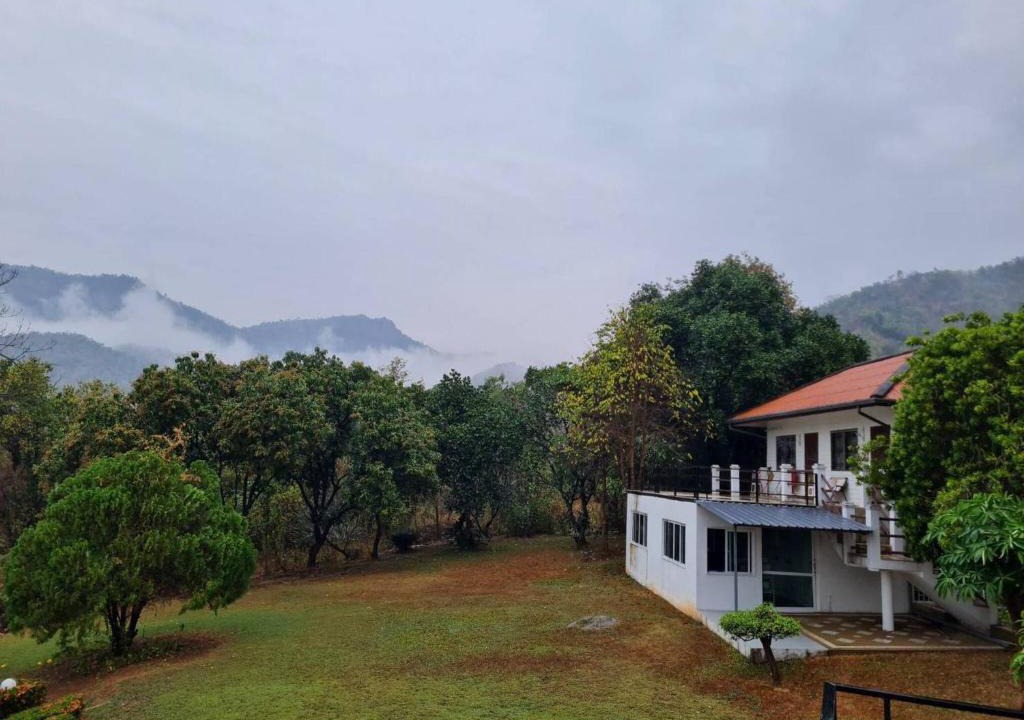 Phetchaburi House | Mountain Front Family Home Big Balcony For 4 Rare Birds, Bikes