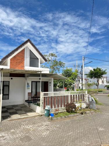 Dinoyo Villa | MP Villa New Ardmore A64 Malang