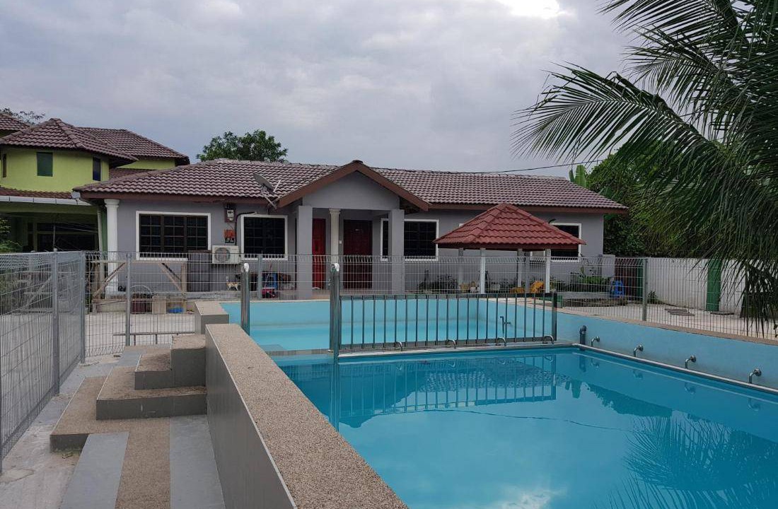 Merbau Sempak House | Mri Homestay Sg Buloh - 2 Br House with Centralised Private Pool