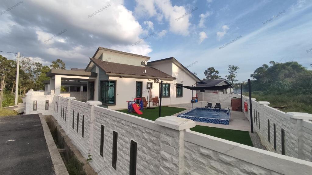 Malacca City House | MUSLIM ONLY-Rumah Anas Anis Homestay with Pool