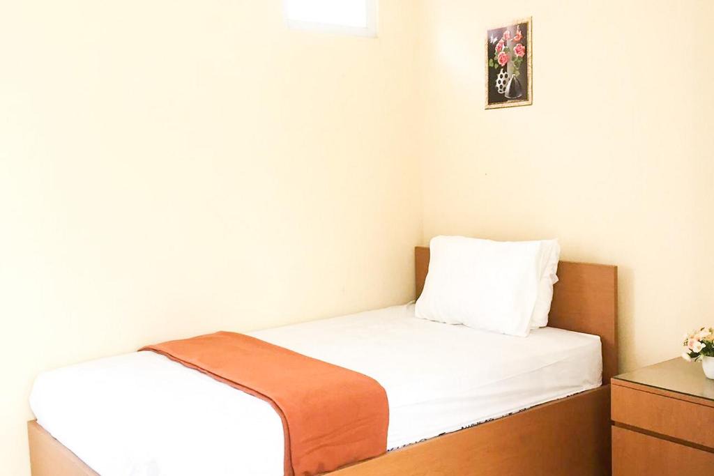 Gresik Hotel | Muzdalifa Syariah near Alun Alun Gresik Mitra RedDoorz