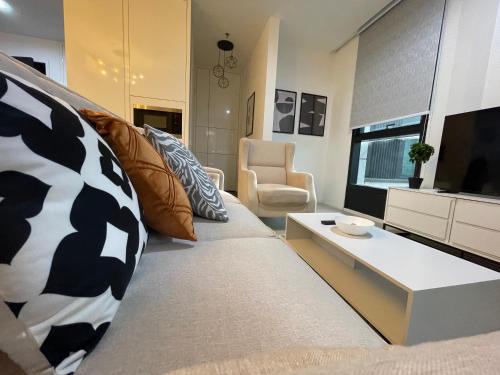 Mont Kiara Apartment | New Arcoris 6 Pax 2 BR with Pool View Mont Kiara - BOHO