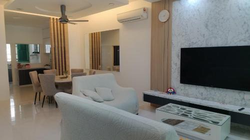 Kampung Shee Tan Apartment | Nyaman Sweet Home 5 bedroom 5 bathroom 18pax
