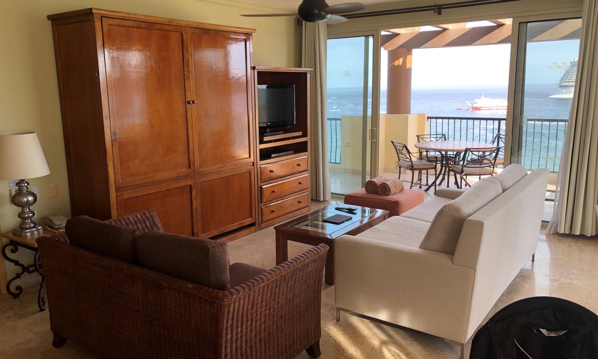 Cabo San Lucas Resort | Oceanfront 3-bedroom penthouse in Cabo San Lucas! Amazing views and amenities!