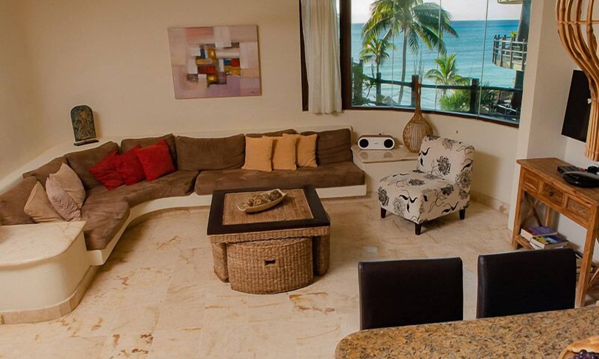 Downtown Condo | Oceanfront condo on the beach w hot tub! Minutes walk to restaurants,