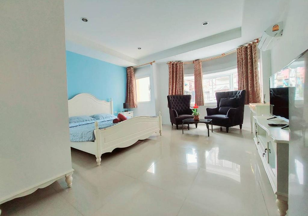 Pattaya Bay House | Orca Guest House and Bar