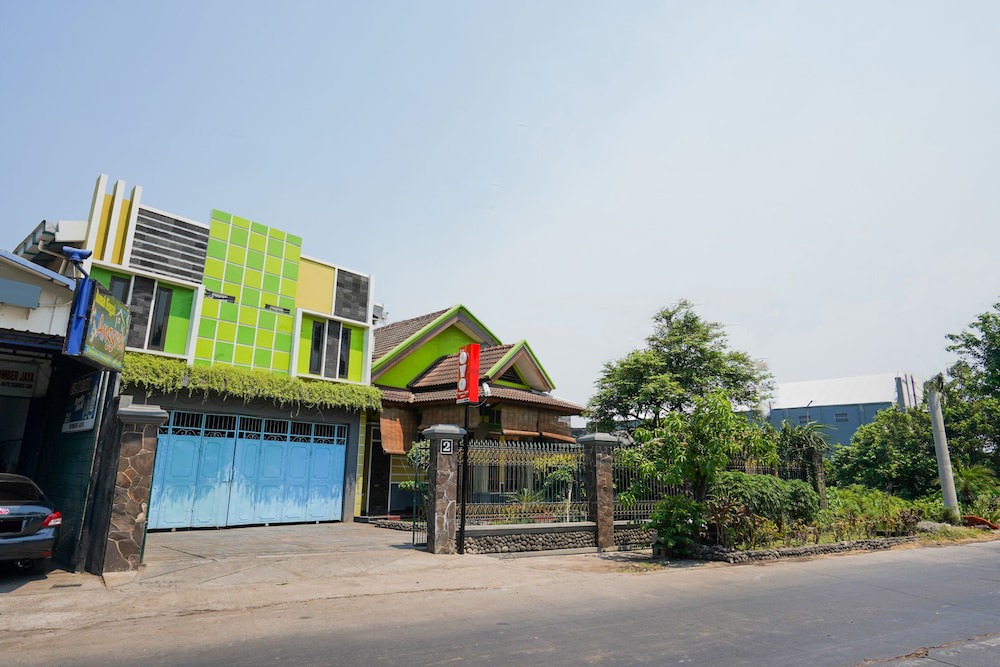 Probolinggo Hotel | OYO 1639 Penginapan Anggrek Syariah 1