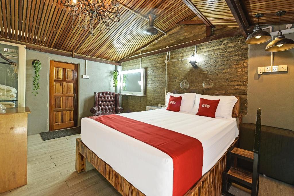 Kampung Bukit Dinding Hotel | OYO 90636 Teratak Zakiah Chalet