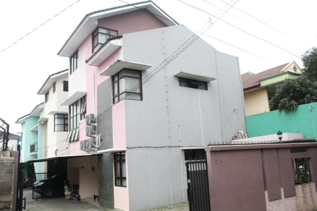 Depok Hotel | OYO Life 3162 Raihan Residence