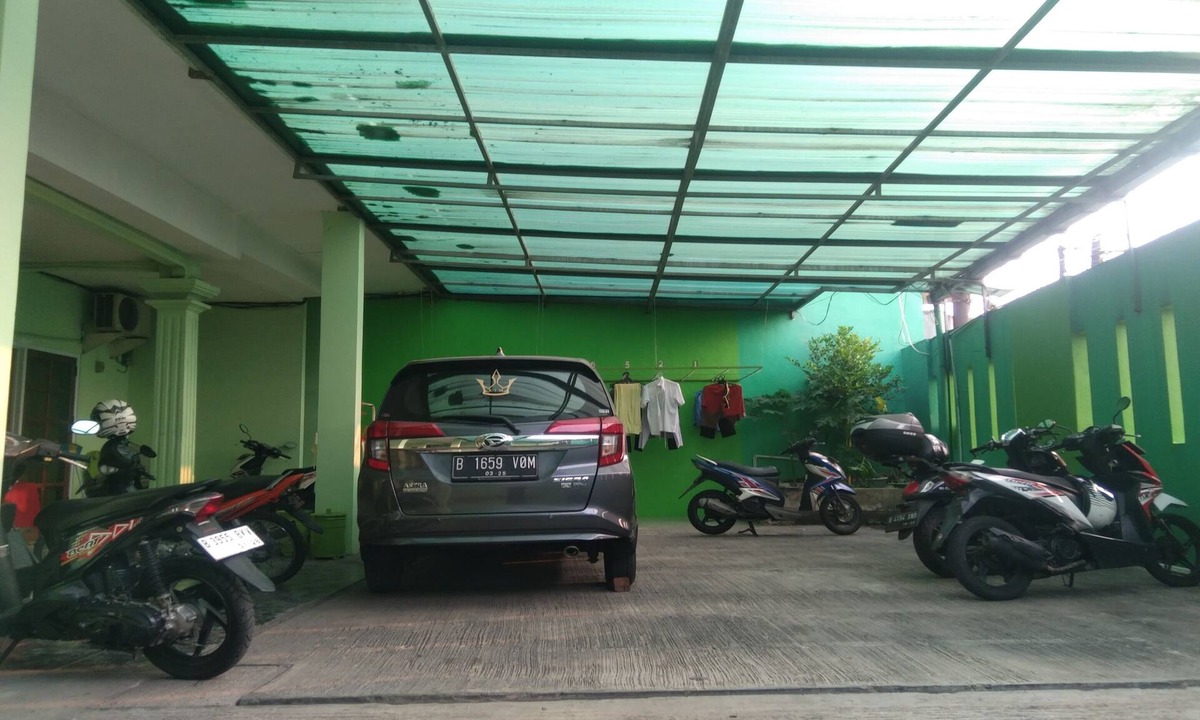 Jakarta Hotel | OYO Life Kost ijo Tembok Tinggi