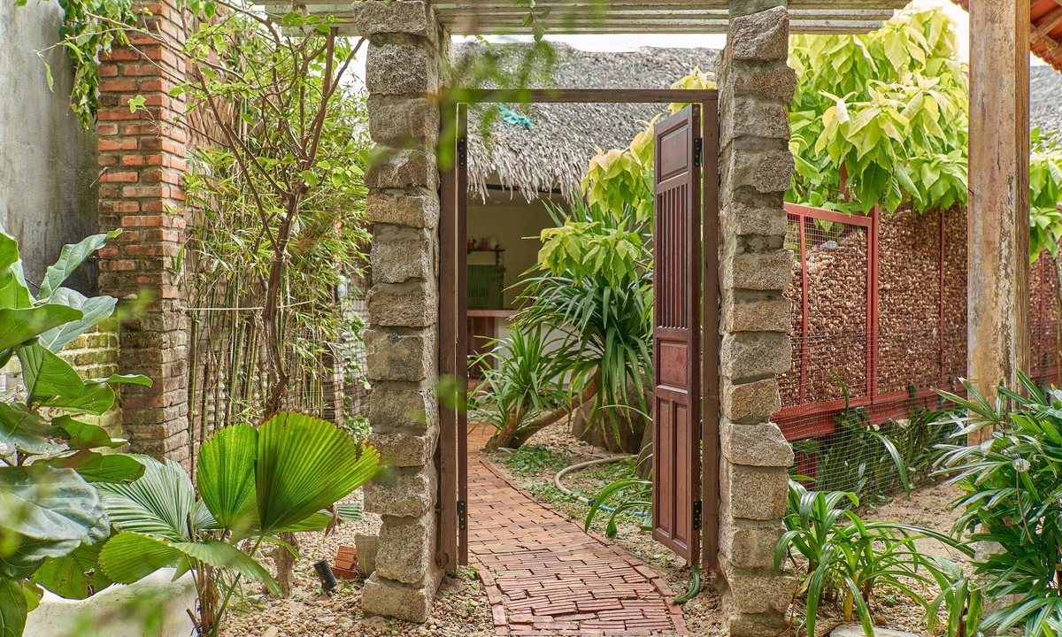 Cam An House | Pao Homes - Arch House,1’ to the sea