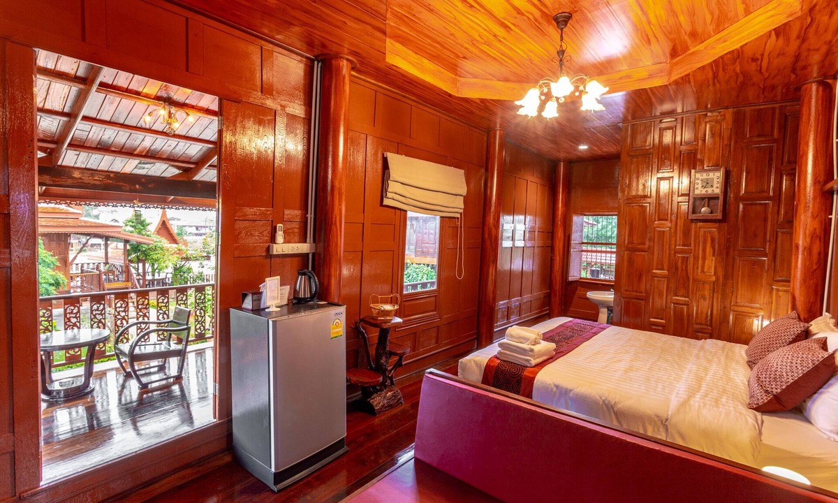 Phra Nakhon Si Ayutthaya House | Peaceful Thai wood cabin