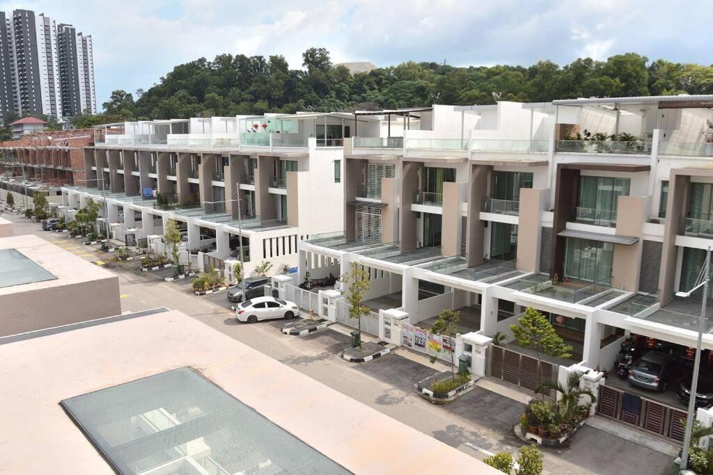 Sungai Ara House | Penang 3 storey Homestay W/KTV 15Pax
