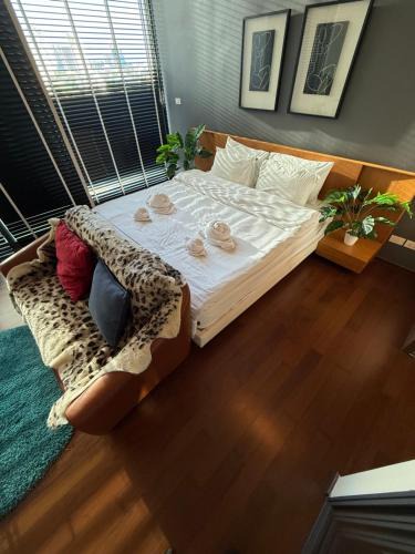 Nong Chaeng Apartment | Perfect Location Direct Skywalk to BTS Thong