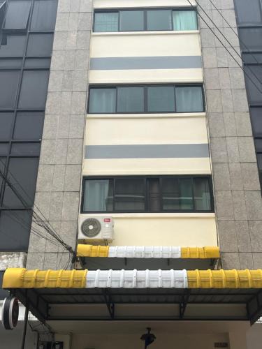 Khlong Toei Apartment | Prism House Thonglor- Affordable, Smart Stay in the Heart of Sukhumvit, Bangkok
