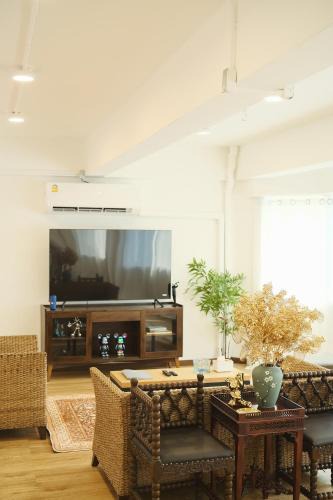 China Town Apartment | Private Full-Floor Spacious 5BR in China Town