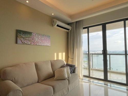 Johor Bahru Apartment | R&F SeaView Rare Bathtub 3BR Hotel Feel 4-10pax