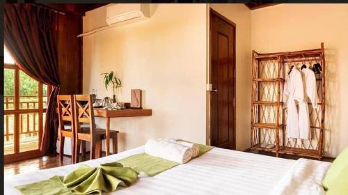 Ban Lung Resort | Ratanakiri Paradise Hotels & Restauran