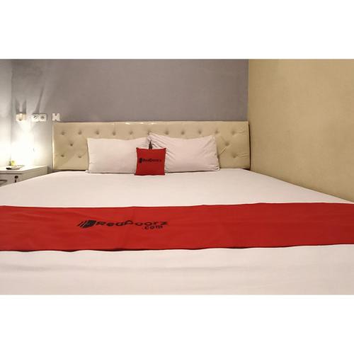 Sidoarjo Hotel | RedDoorz at Deluxe Hotel near Terminal Purabaya Bungurasih