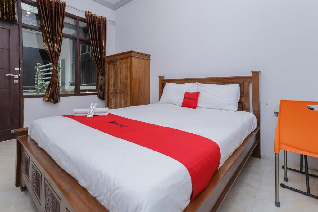 Waru House | RedDoorz At Pondok Candra