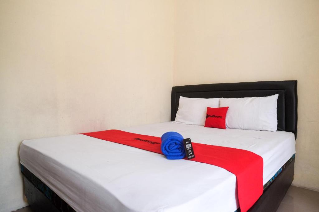 Cimohong Hotel | RedDoorz at Putri Syariah Brebes