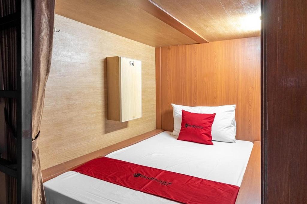 Chinatown House | RedDoorz Hostel near LTC Glodok