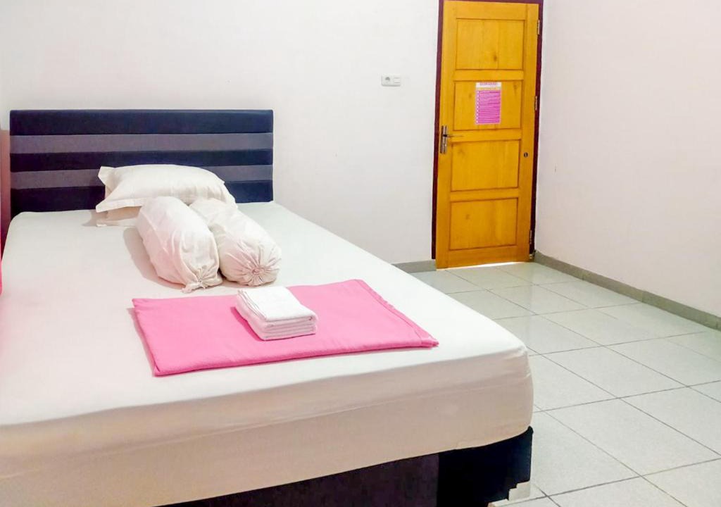 Poso Hotel | RedDoorz @ Makarios Hotel Poso