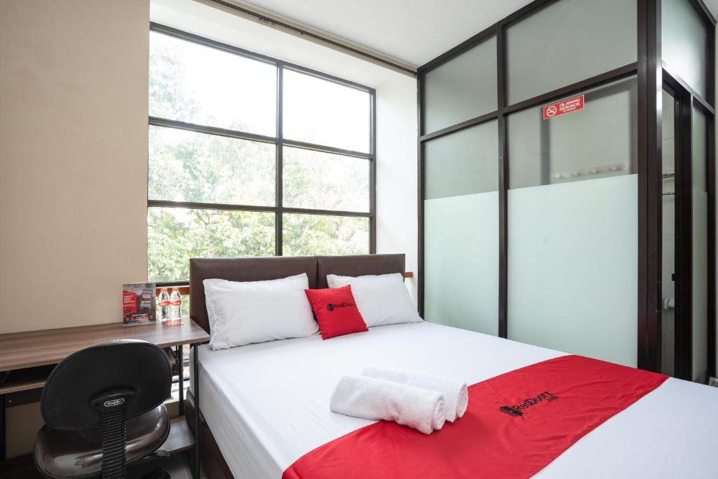 Serpong House | RedDoorz near Eka Hospital BSD City