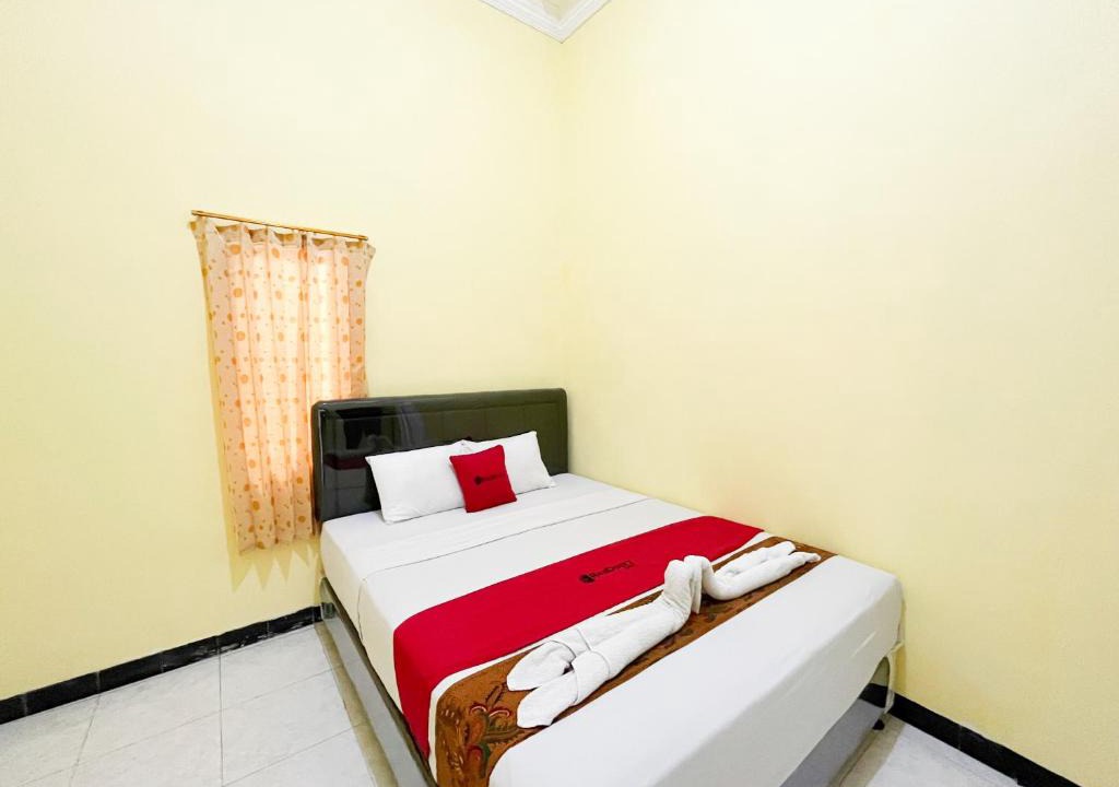 Blitar Hotel | Reddoorz Near Makam Bung Karno Blitar