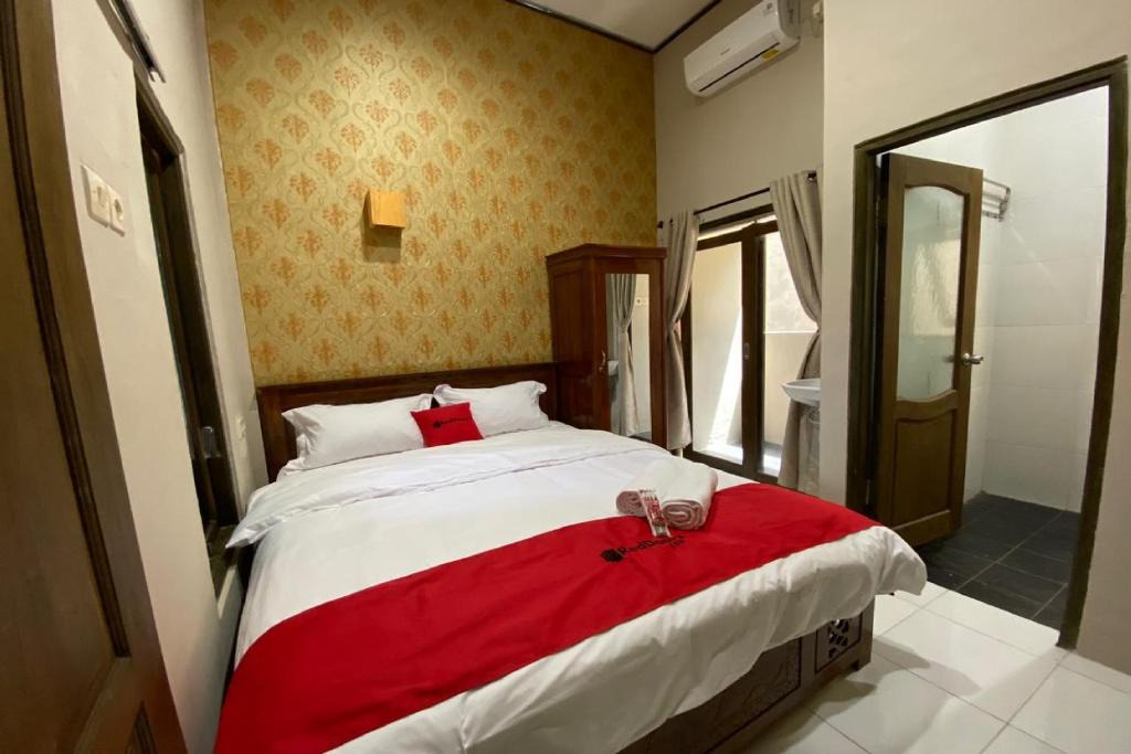 Mojokerto Hotel | RedDoorz near Mojokerto Train Station