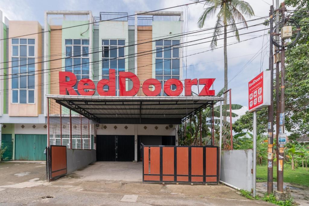 Palembang Hotel | RedDoorz near Palembang Trade Center 4