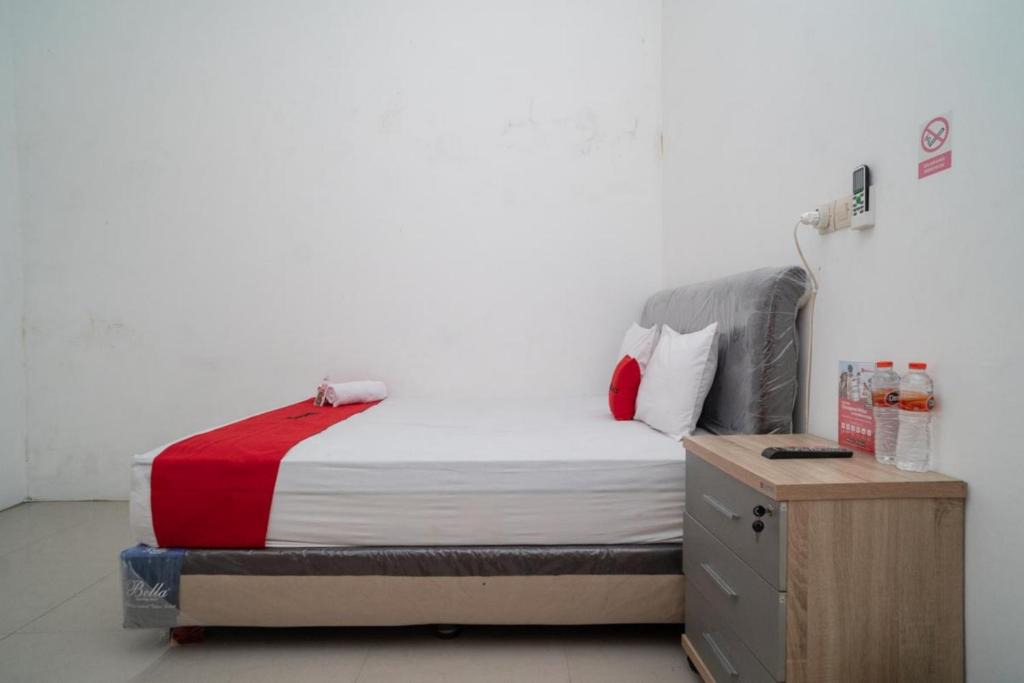 Waru Hotel | RedDoorz near RS Mitra Keluarga Waru