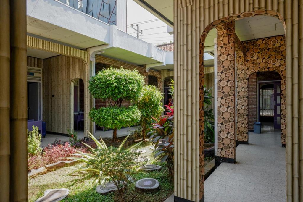 Kebumen House | RedDoorz near Stasiun Kebumen