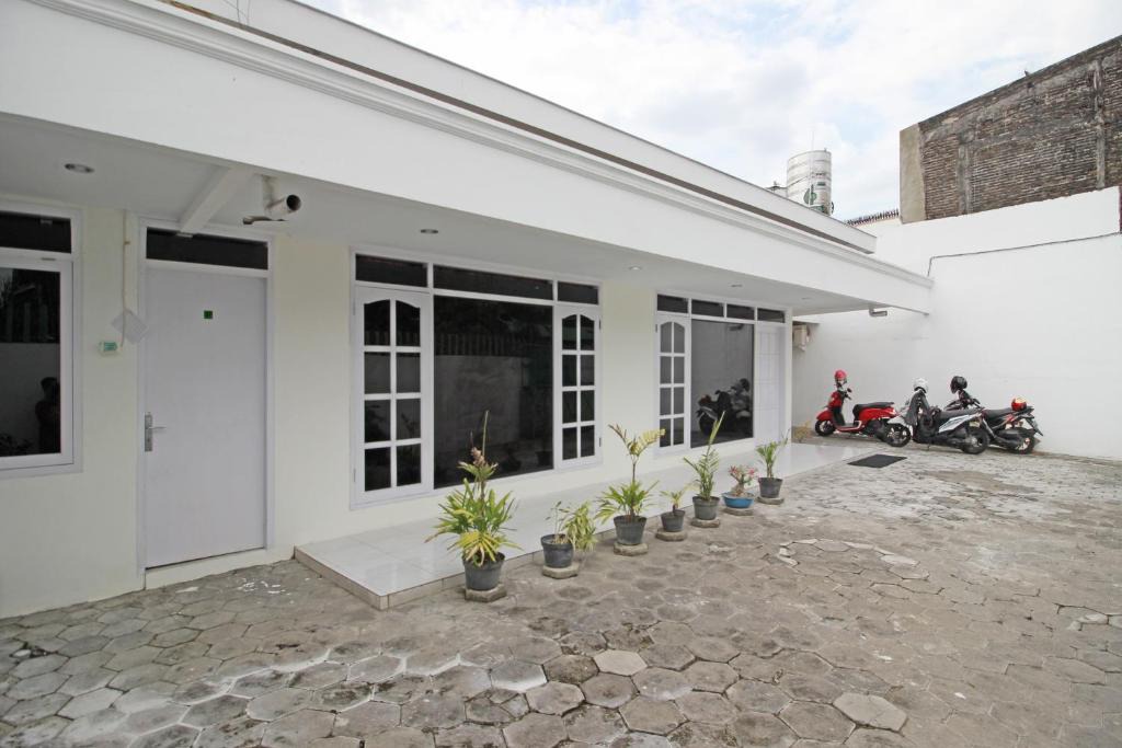 Banjarsari House | RedDoorz near Terminal Tirtonadi