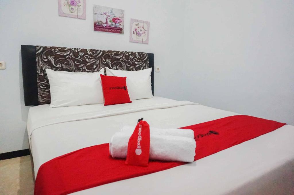 Malang Hotel | RedDoorz near Velodrome Malang 2