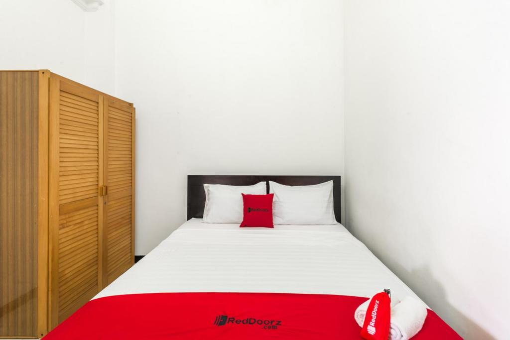 Surabaya House | RedDoorz near Widya Mandala University