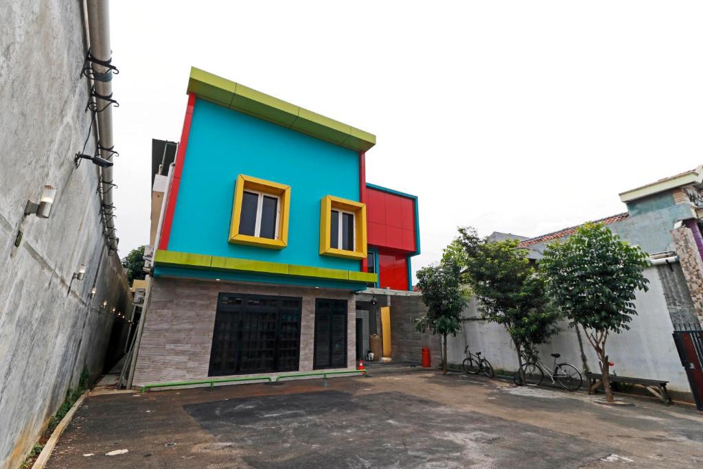 Cawang House | RedDoorz Plus near Halim Perdanakusuma 2
