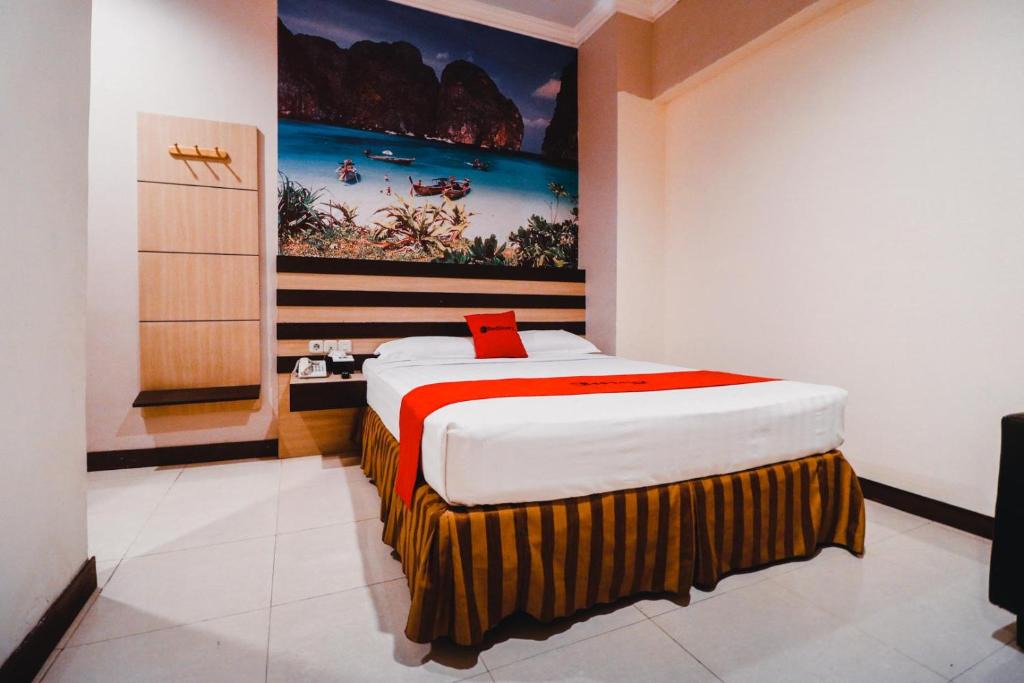 Makassar Hotel | Reddoorz Plus near Makassar Town Square