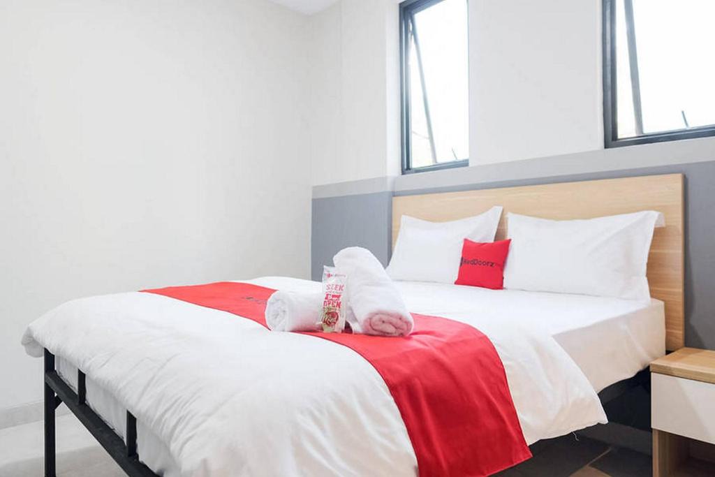 Tanjung Duren Utara Hotel | RedDoorz Plus near Taman Anggrek Mall