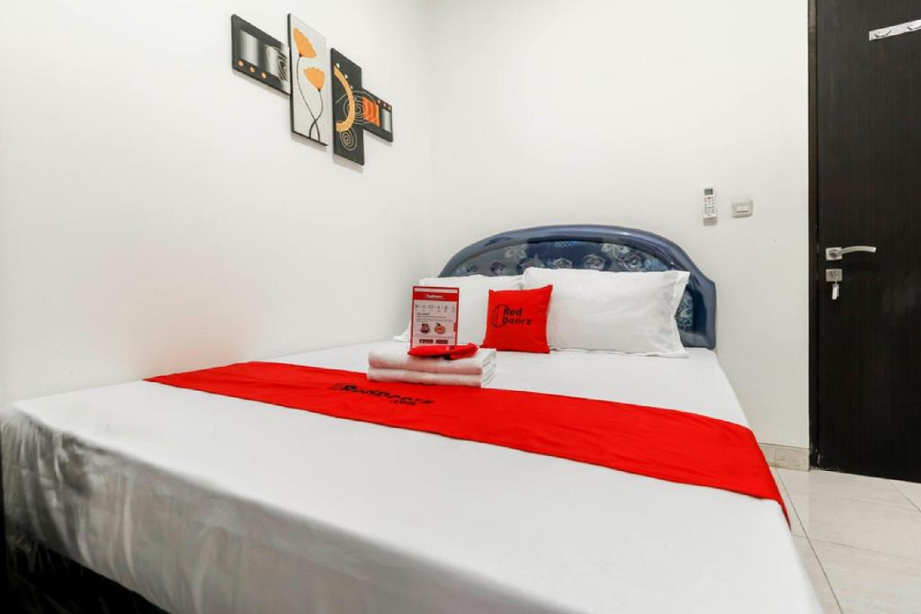 Jakarta House | RedDoorz Plus near Trisakti University