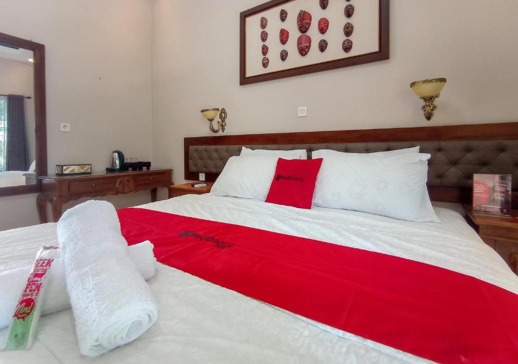 Prambanan Hotel | RedDoorz Plus Syariah At Puri Cempaka Prambanan