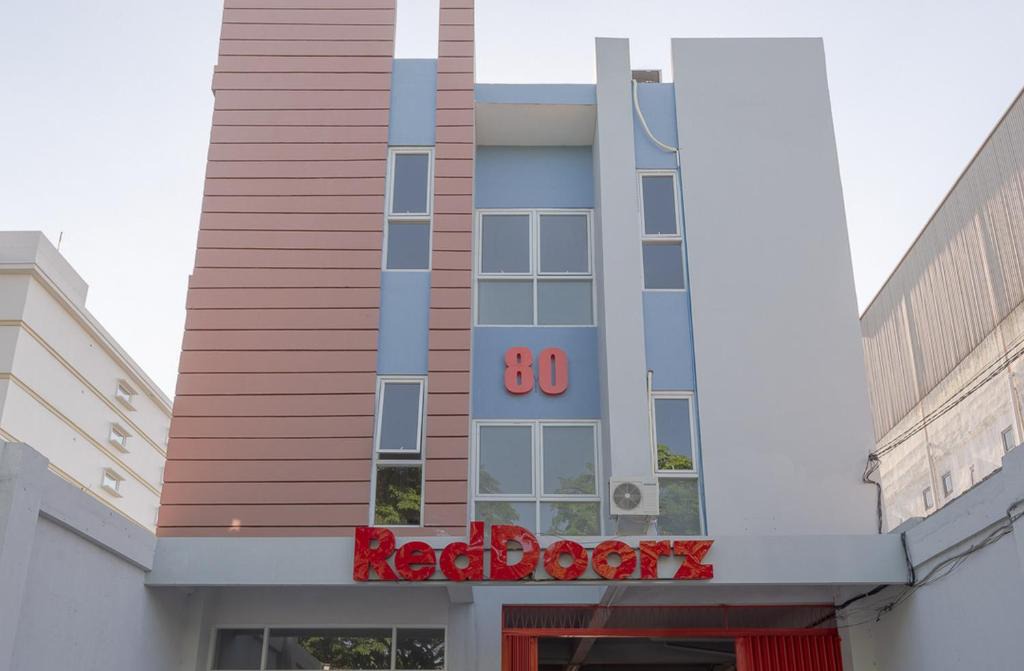 Gubeng House | RedDoorz Plus Syariah @ Raya Nginden 2