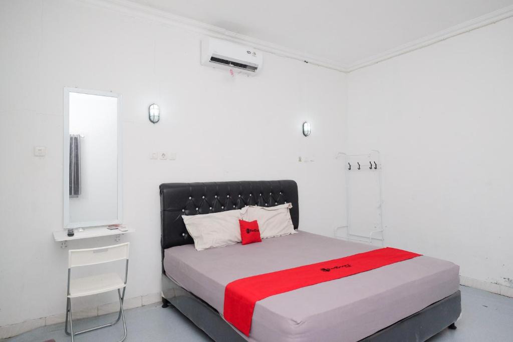 Demak Hotel | RedDoorz Syariah at Griya Merbotan Demak