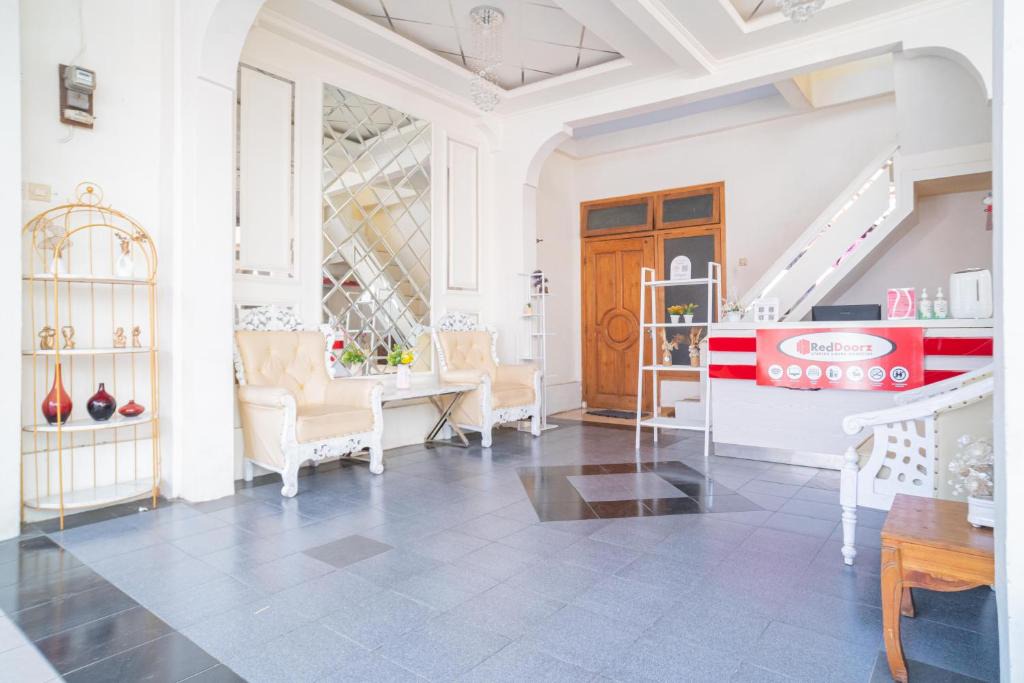 Ponorogo Hotel | RedDoorz Syariah @ Aura Homestay
