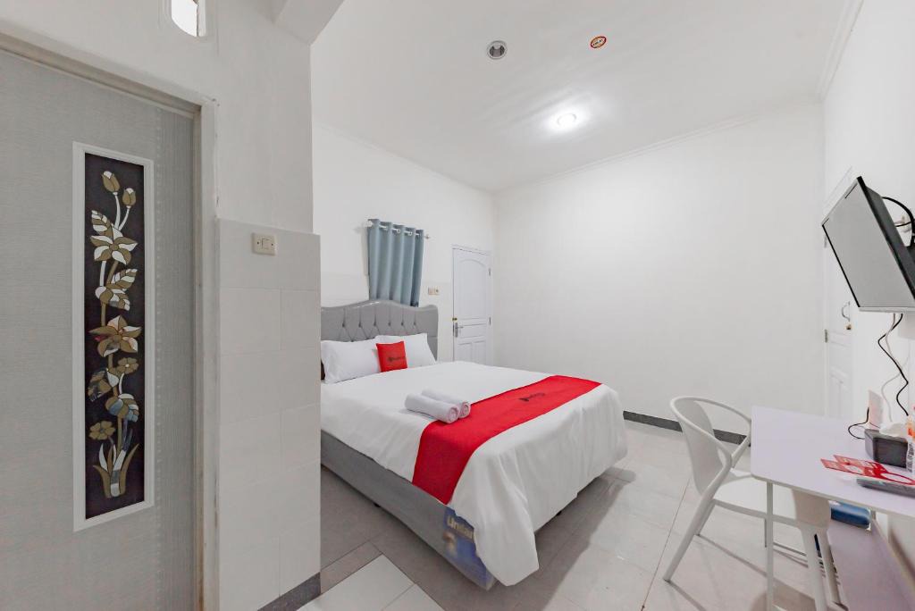 Babakan Hotel | RedDoorz Syariah near Alun Alun Ciledug Cirebon