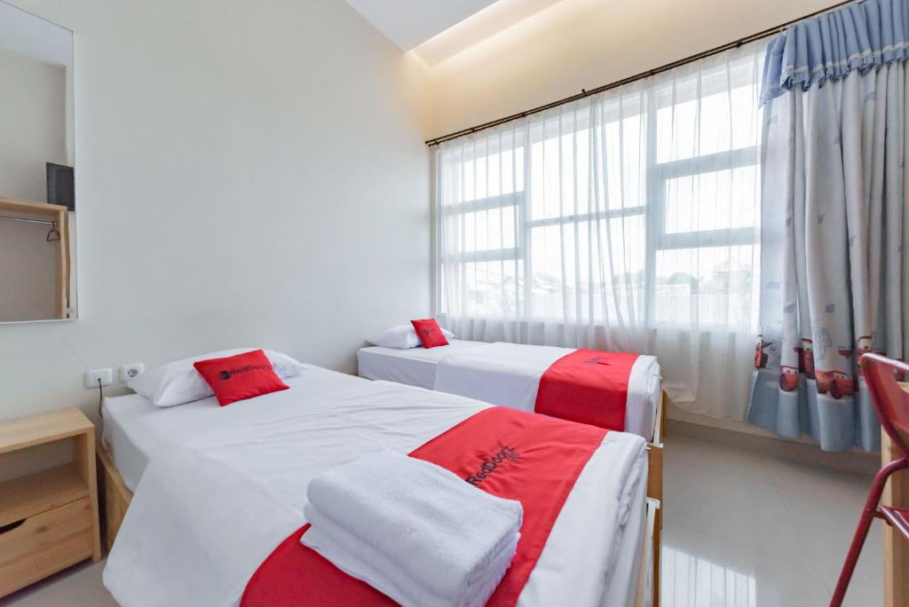 Subang Hotel | RedDoorz Syariah near DPRD Kabupaten Subang