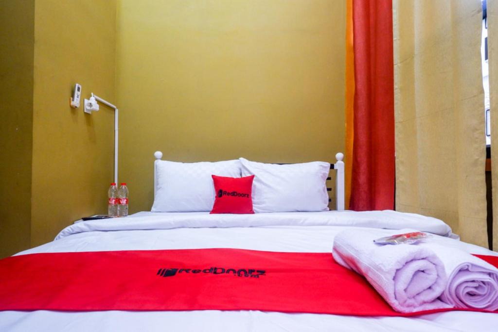 Colomadu Hotel | RedDoorz Syariah near Exit Toll Ngemplak Solo